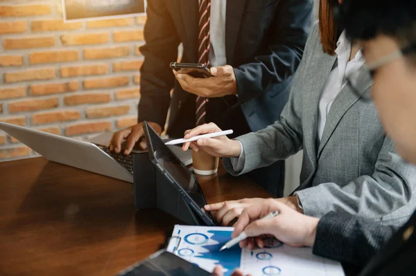 Equipe Escritório Analisando Demonstração Financeira Gestão Riqueza — Fotografia de Stock