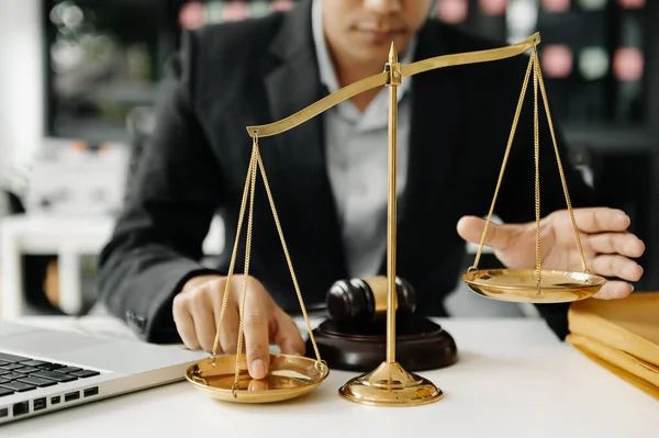 Advogado Sexo Masculino Escritório Mesa Com Escala Latão Conceito Justiça — Fotografia de Stock