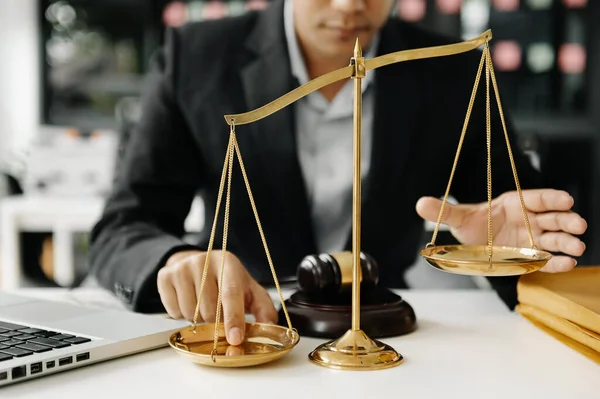 Abogado Masculino Oficina Mesa Del Escritorio Con Escala Latón Justicia —  Fotos de Stock