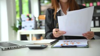 Masada çalışan bir iş kadınının kısmi görüntüsü 