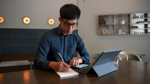 Hombre Asiático Gafas Trabajando Oficina Con Tableta Digital Escribiendo Notas — Vídeo de stock