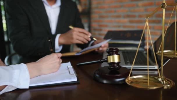 Hivatalban Lévő Ügyvédek Ügyvédek Írásban Büntetés Miközben Íróasztal Hivatalban — Stock videók