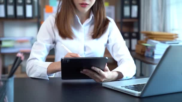 Зайнята Робоча Жінка Використанням Цифрового Планшета Ноутбук Столі — стокове відео