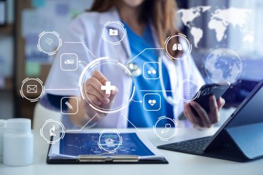 Kadın tıp doktoru dijital tablet ve akıllı telefon kullanıyor. Sanal simgeler üzerine dijital sağlık hizmeti ve ağ 