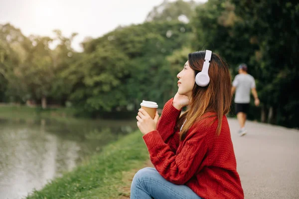 Hermosa Joven Asiática Mujer Escuchando Música Con Auriculares Parque Fondo — Foto de Stock