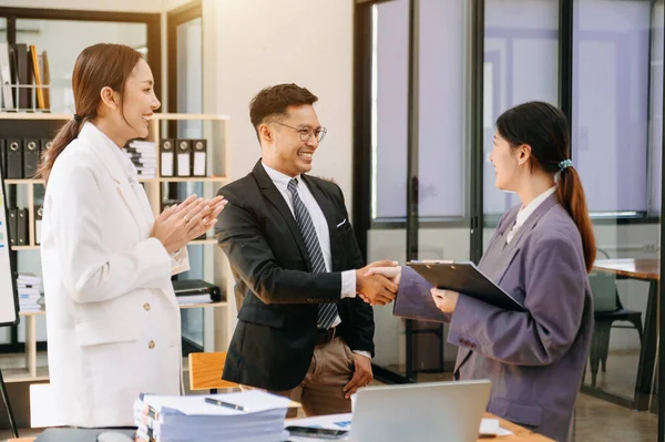 Personas Negocios Asiáticas Felices Estrechando Mano Durante Reunión Oficina Éxito — Foto de Stock