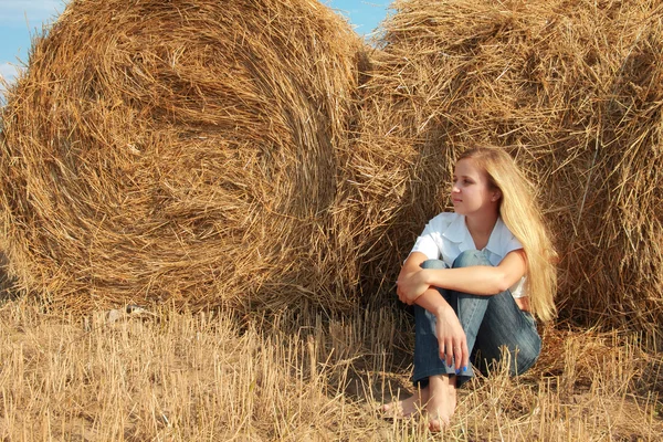 Girl at straw — Stock Photo, Image