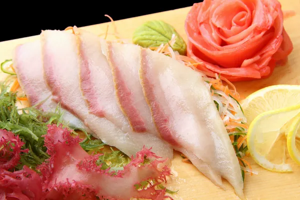 Sashimi hamachi sur une planche gros plan — Photo