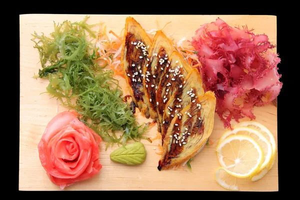 Sashimi tamago auf rechteckigem Brett — Stockfoto