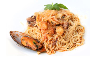 tagliolini deniz ürünleri ile yığını