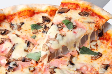 pizza met champignons en ham close-up