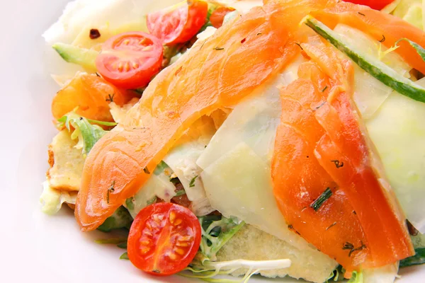 Salat mit Lachs — Stockfoto