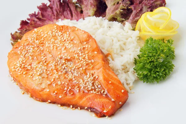 Fetta di salmone con guarnizione — Foto Stock