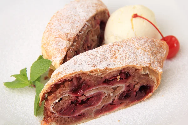 Stukken van cherry strudel — Stockfoto