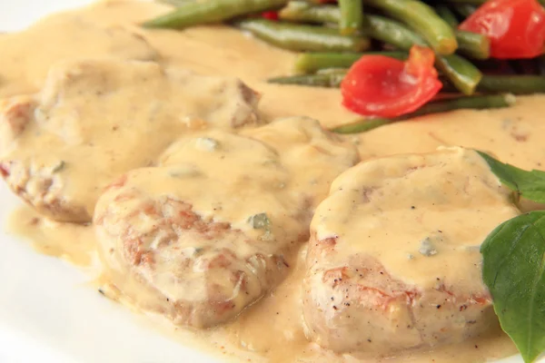 Kalbfleisch in einer cremigen Sauce Nahaufnahme — Stockfoto