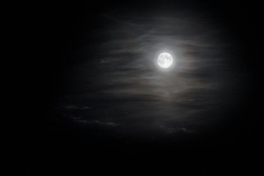 Bulutlarda moon