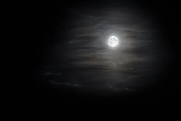 Bulutlarda moon