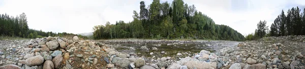Panoramatický pohled z řeky v horách — Stock fotografie