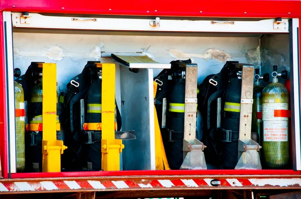 储存在消防车内的自带式呼吸装置 — 图库照片