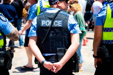 Perth, Avustralya - 20 Kasım 2021: Aşıya karşı düzenlenen özgürlük mitinginde polis devriyesi