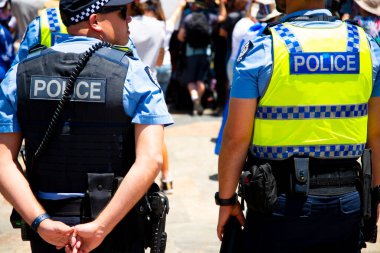 Perth, Avustralya - 20 Kasım 2021: Aşıya karşı düzenlenen özgürlük mitinginde polis devriyesi