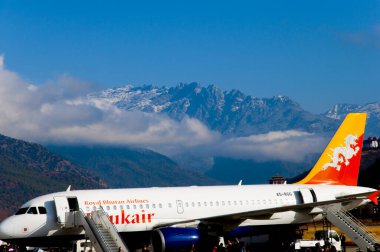 Paro, Butan - 14 Mart 2012: Paro Uluslararası Havaalanı 'nda Drukair Royal Butan Airlines Airbus