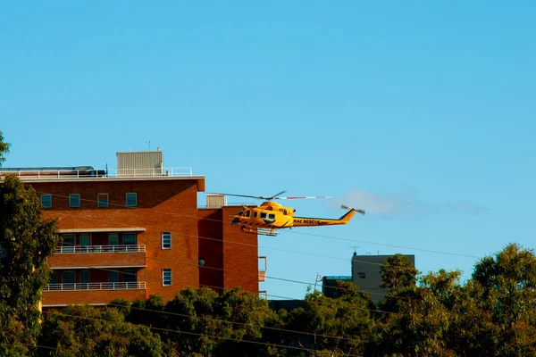 Perth Austrália Abril 2021 Helicóptero Resgate Rac Aterrissando Heliporto Cidade — Fotografia de Stock