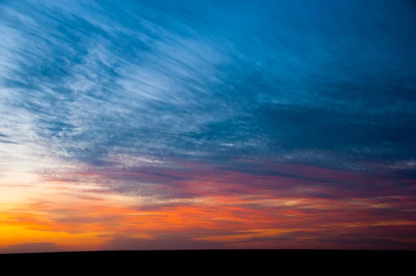 アウトバックの巻層雲夕日 — ストック写真