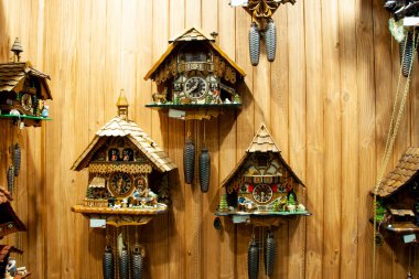 Duvardaki Guguklu Saatler