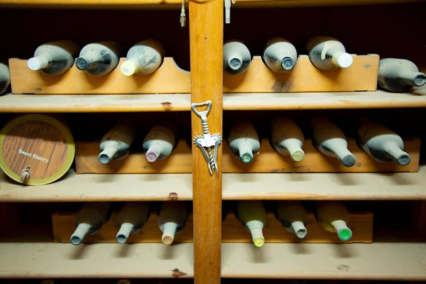 Mahzende Eski Şarap Şişeleri — Stok fotoğraf