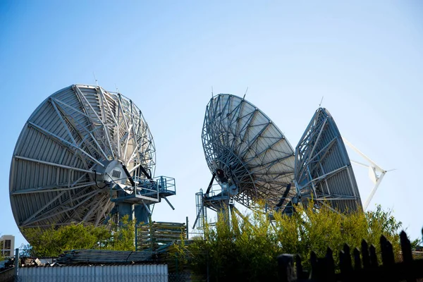 Pratos Satélite Telecomunicações Para Redes Mídia — Fotografia de Stock