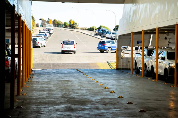 Transport Von Fahrzeugen Auf Einer Fähre — Stockfoto