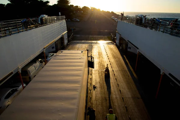 Voertuigen Vervoer Een Ferry — Stockfoto