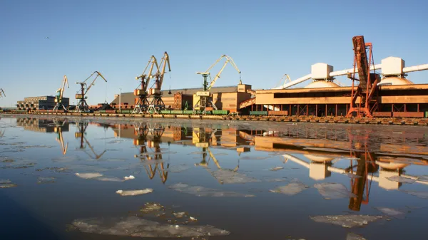 Fragment water area commercial port — Stock Photo, Image