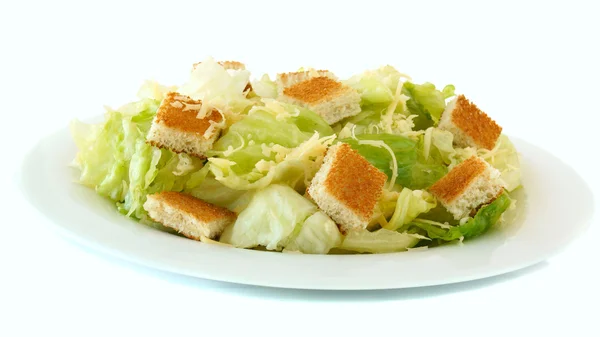 Salade César sur assiette blanche — Photo