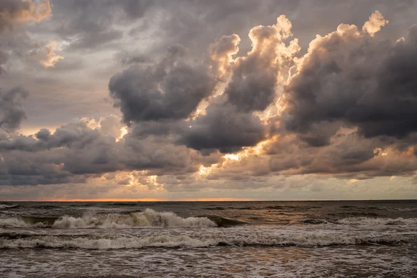 Nuages orageux sur la mer — Photo