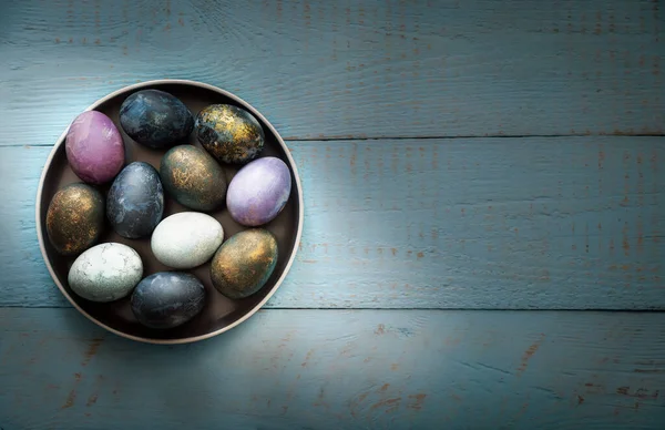 Paaskleurige Eieren Een Schaal Een Blauwe Houten Achtergrond Plaats Voor — Stockfoto