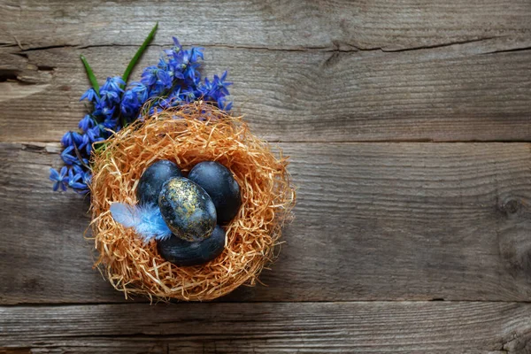 Pasen Beschilderde Eieren Een Nest Een Houten Achtergrond Met Blauwe — Stockfoto