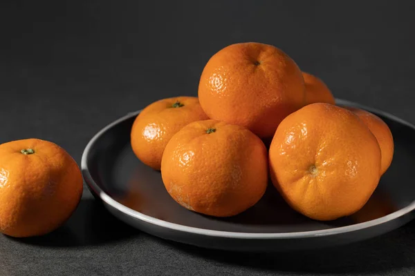 Reife Helle Frische Mandarinen Auf Einem Grauen Keramikteller — Stockfoto