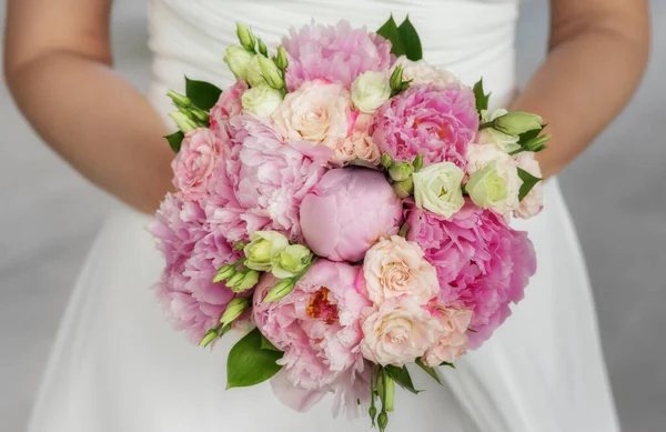 Ramo Novia Hermosas Flores Rosadas Boda Las Manos Novia — Foto de Stock