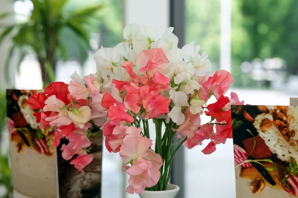 Bouquet Sweet Peas White Pink Shades Table Cafe Next Menu — Foto de Stock