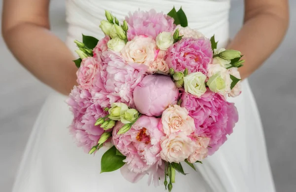 Menyasszonyi Csokor Gyönyörű Rózsaszín Esküvői Virágok Menyasszony Kezében Stock Kép