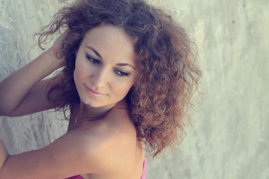 moda kaşlı esmer model poz