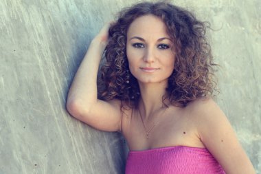 moda kaşlı esmer model poz