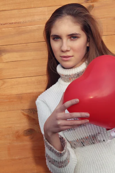 Young woman holding a Valentines Day heart — 스톡 사진