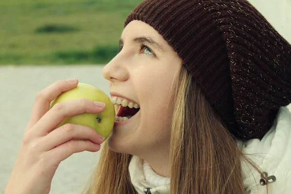 Flicka äter ett äpple — Stockfoto