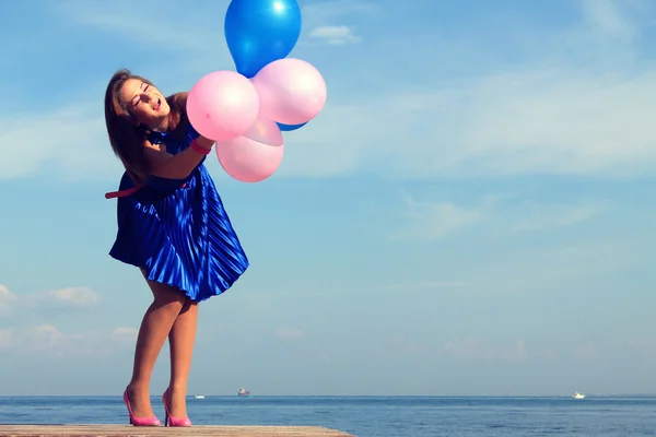 Glad glamour flicka med ballonger — Stockfoto