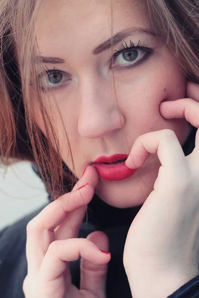 Schöne Brünette mit rotem Lippenstift — Stockfoto