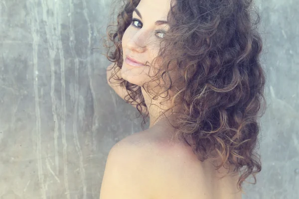 Modieuze curly brunette model poseren — Stockfoto