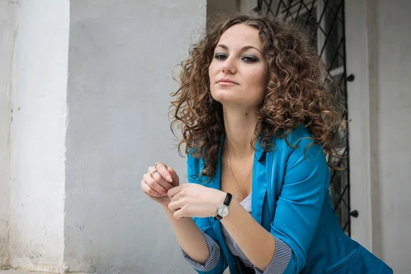 Ragazza premurosa sul balcone — Foto Stock